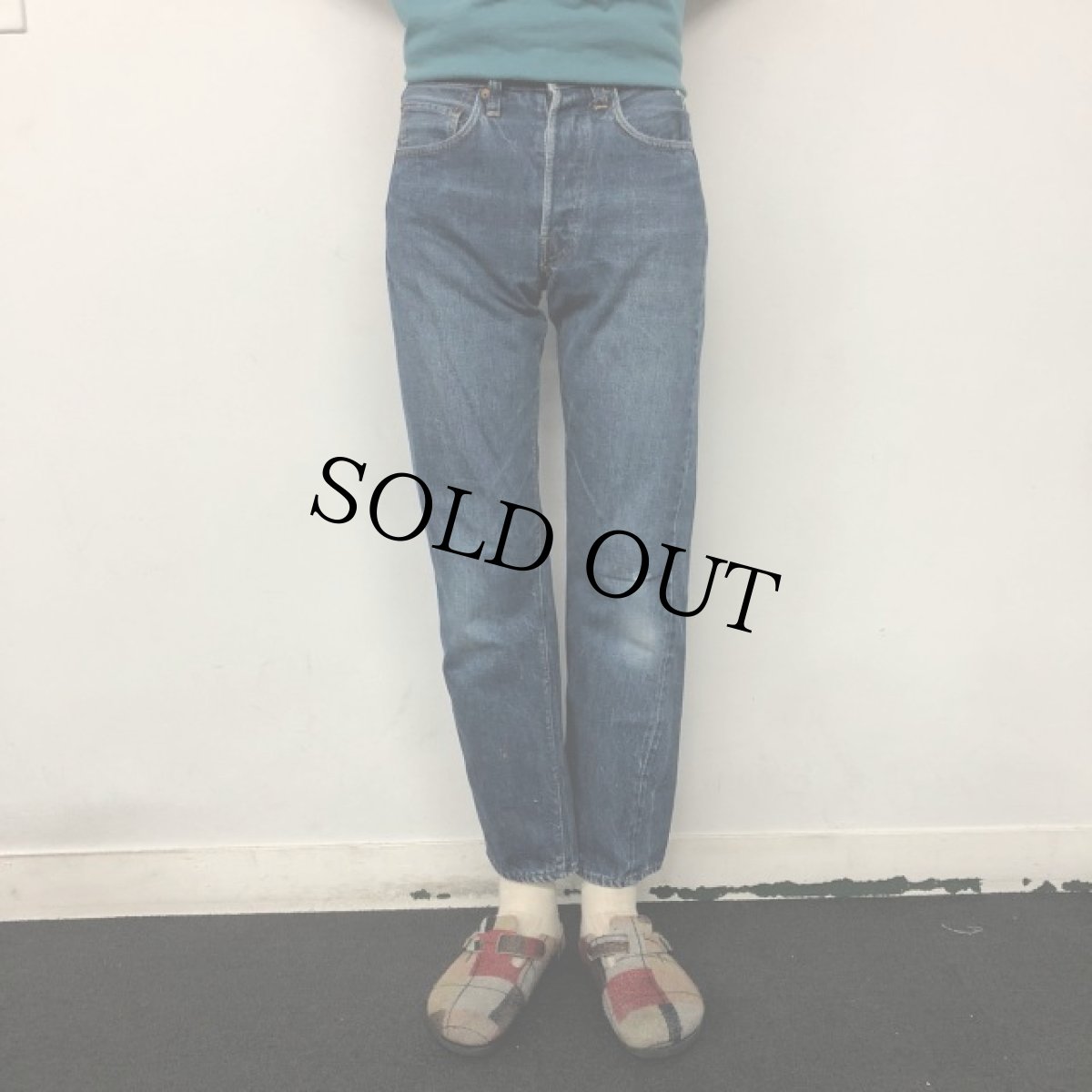 画像3: 60〜70's LEVI'S 501 BIGE デニムパンツ W27 (3)