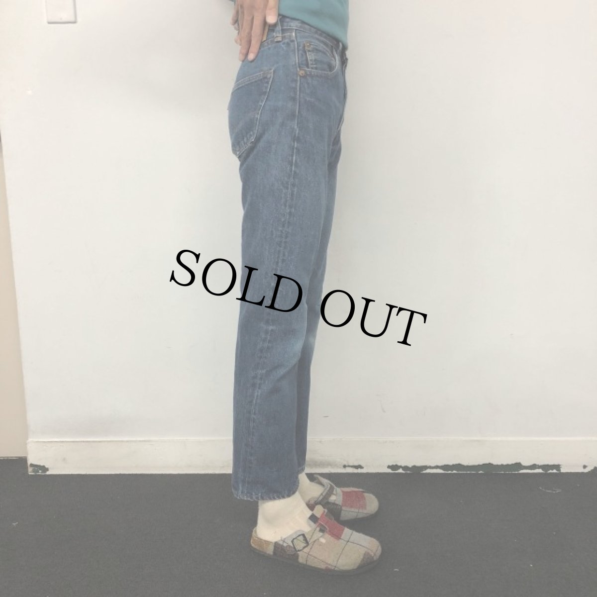 画像4: 60〜70's LEVI'S 501 BIGE デニムパンツ W27 (4)