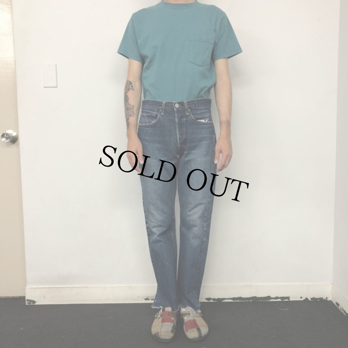 画像2: 60〜70's LEVI'S 501 BIGE デニムパンツ W30 (2)