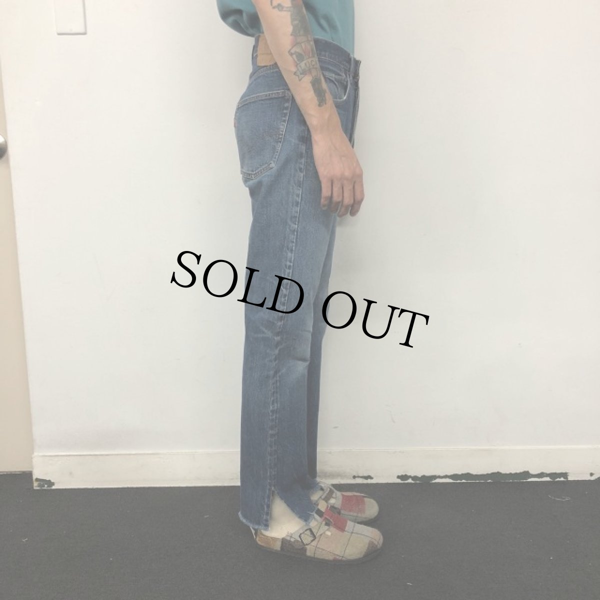 画像4: 60〜70's LEVI'S 501 BIGE デニムパンツ W30 (4)