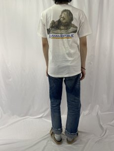 画像4: 90's BANANA REPUBLIC USA製 "SAFARI & TRAVEL CLOTHING" ライオンプリント ポケットTシャツ L (4)