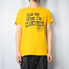 画像2: 60's Russell Southern "kiss me when I'm CLANCY FIED" プリントTシャツ L (2)