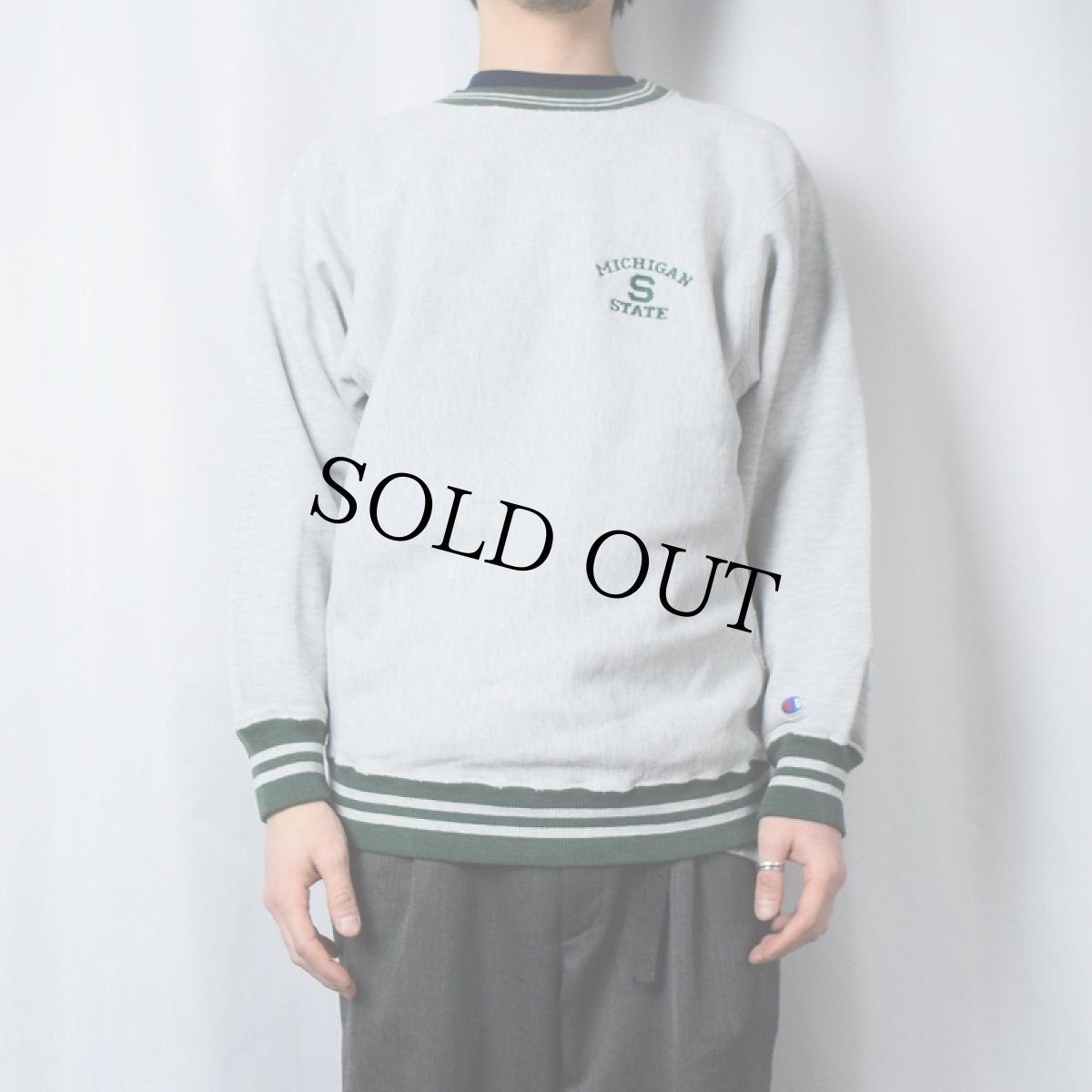 画像2: 80's Champion REVERSE WEAVE USA製 トリコタグ "MICHIGAN STATE" 刺繍入り リブボーダースウェット L (2)