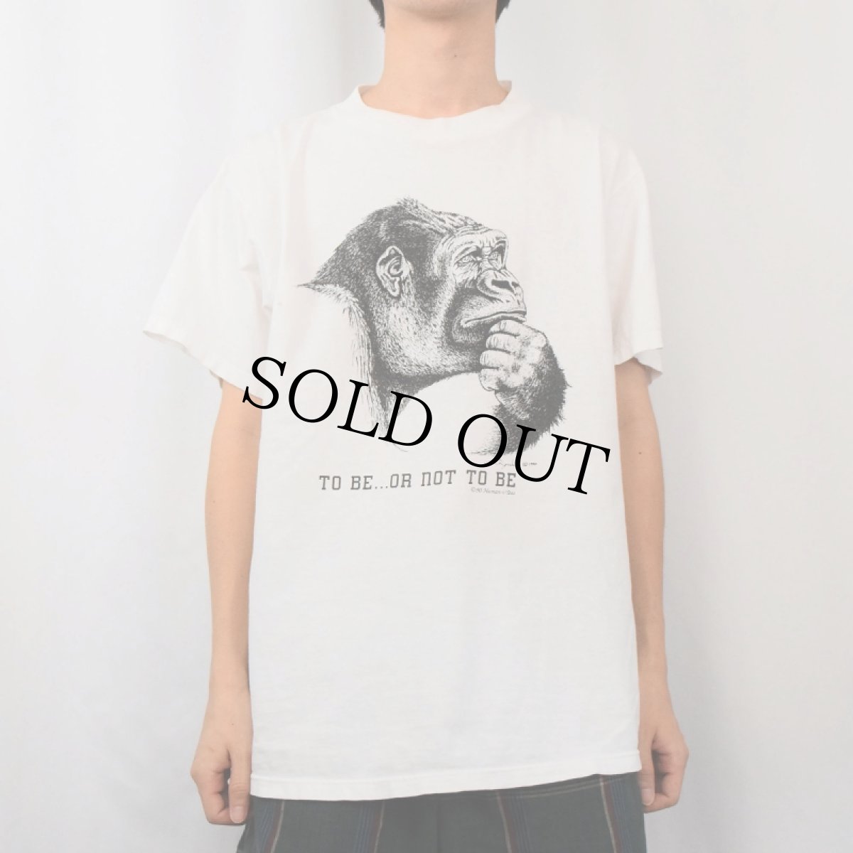 画像2: 90's Human-i-Tees USA製 "TO BE OR NOT TO BE" ゴリライラストプリントTシャツ L (2)