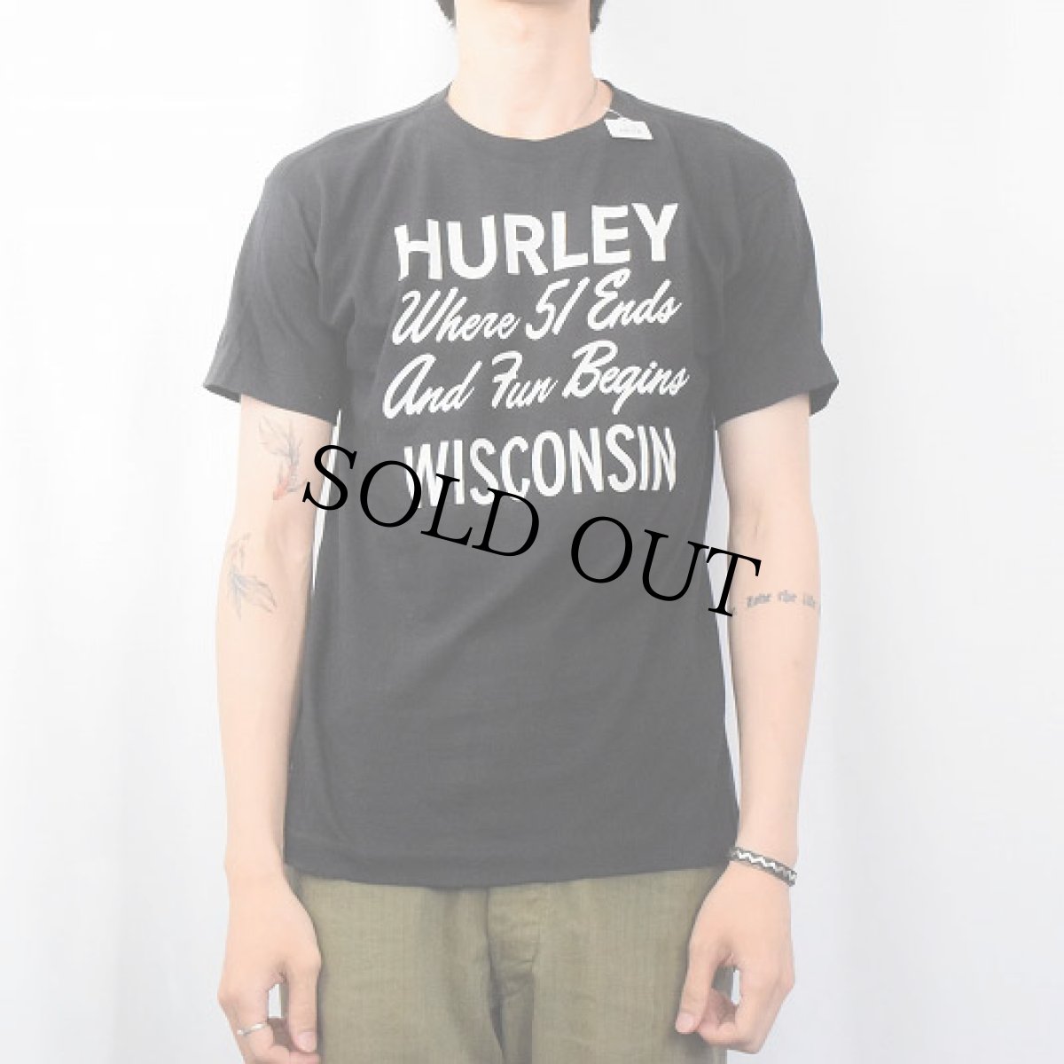 画像2: 70〜80's Champion USA製 バータグ "HURLEY WISCONSIN" プリントTシャツ BLACK L (2)