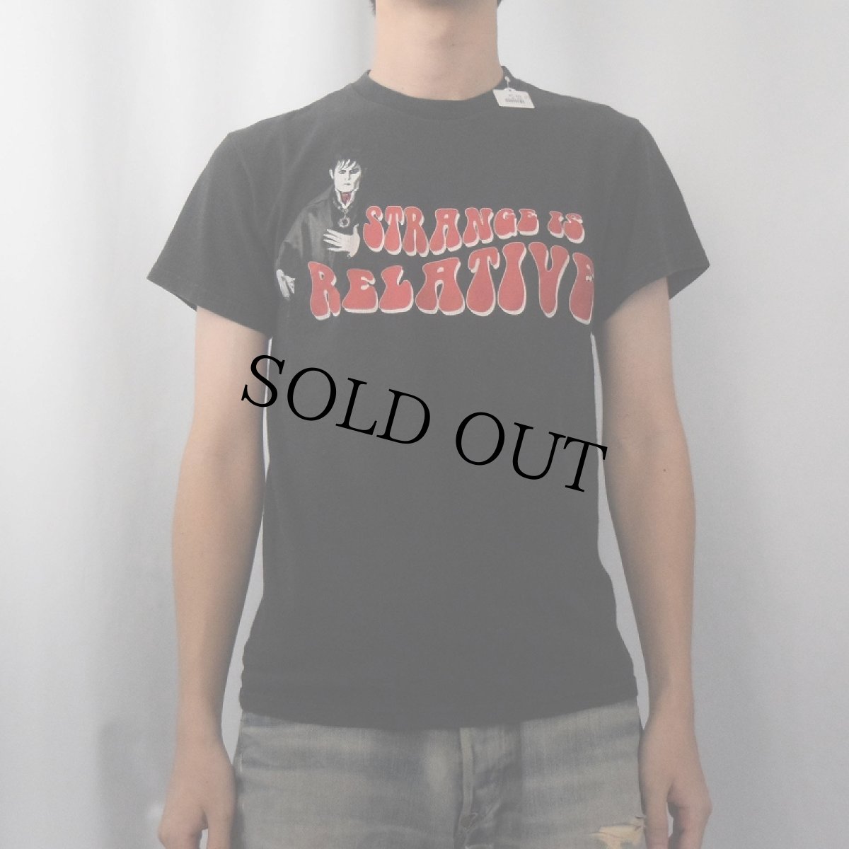 画像2: DARK SHADOWS "STRANGE IS RELATIVE" ホラーコメディ映画プリントTシャツ (2)