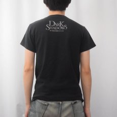 画像3: DARK SHADOWS "STRANGE IS RELATIVE" ホラーコメディ映画プリントTシャツ (3)