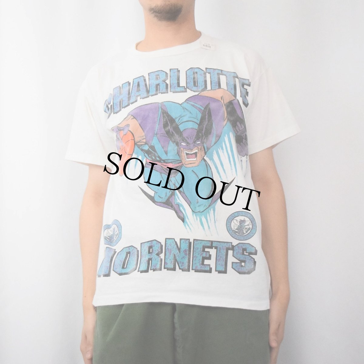 画像2: 90's MARVEL WOLVERINE "CHARLOTTE HORNETS" NBAチーム キャラクタープリントTシャツ (2)
