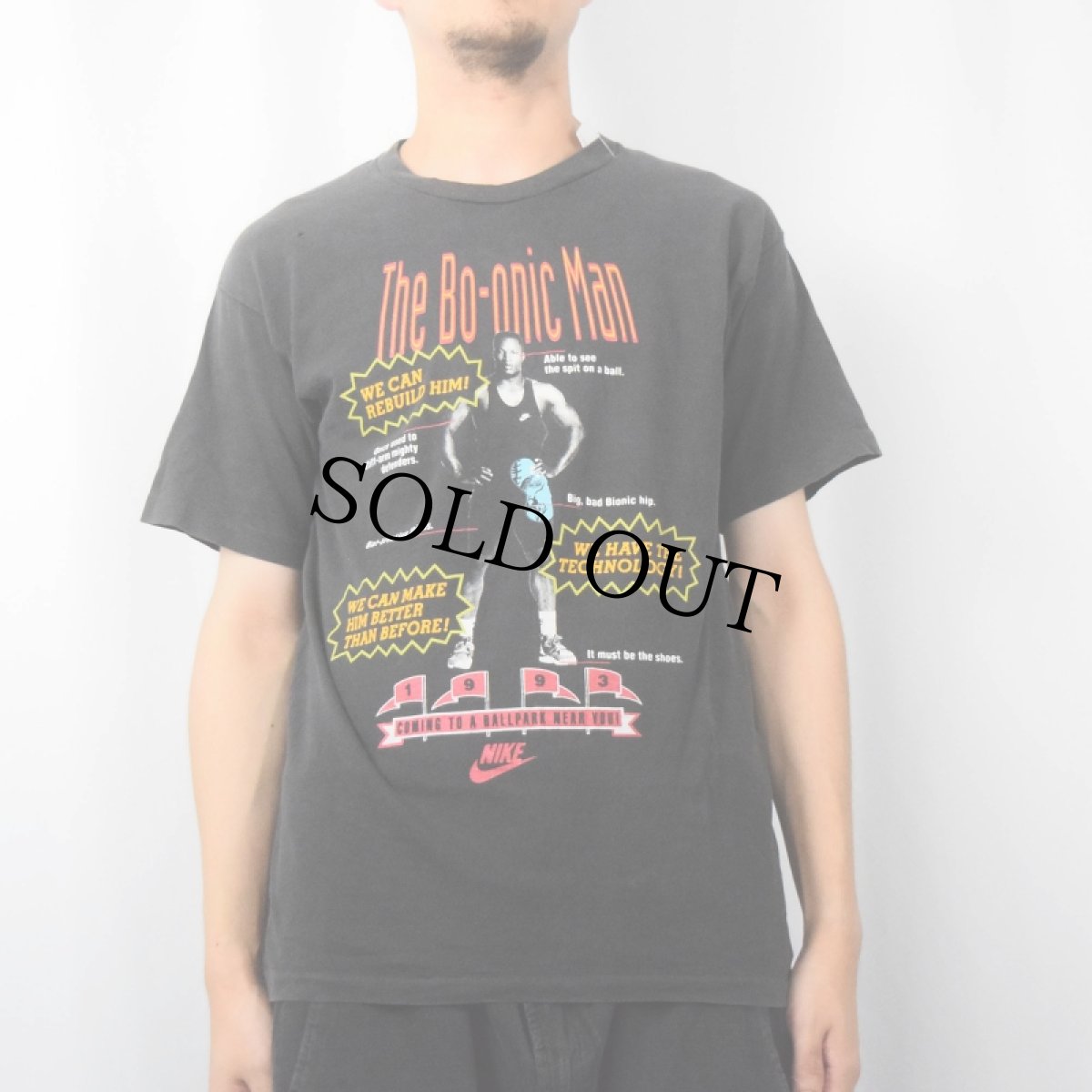 画像2: 90's NIKE Bo Jackson "The Bo-onic Man" プロ野球選手 パロディプリントTシャツ BLACK (2)