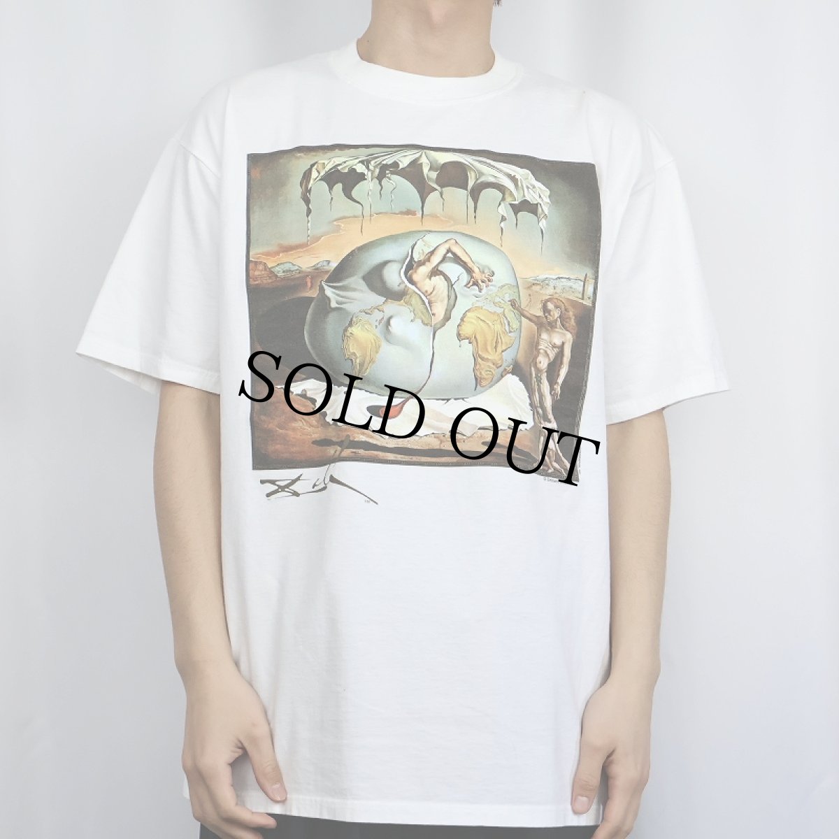 画像2: 90's SALVADOR DALI USA製 "新人類の誕生を見つめる地政学の子供" アートプリントTシャツ DEADSTOCK L (2)