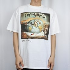 画像2: 90's SALVADOR DALI USA製 "新人類の誕生を見つめる地政学の子供" アートプリントTシャツ MINT CONDITION L (2)