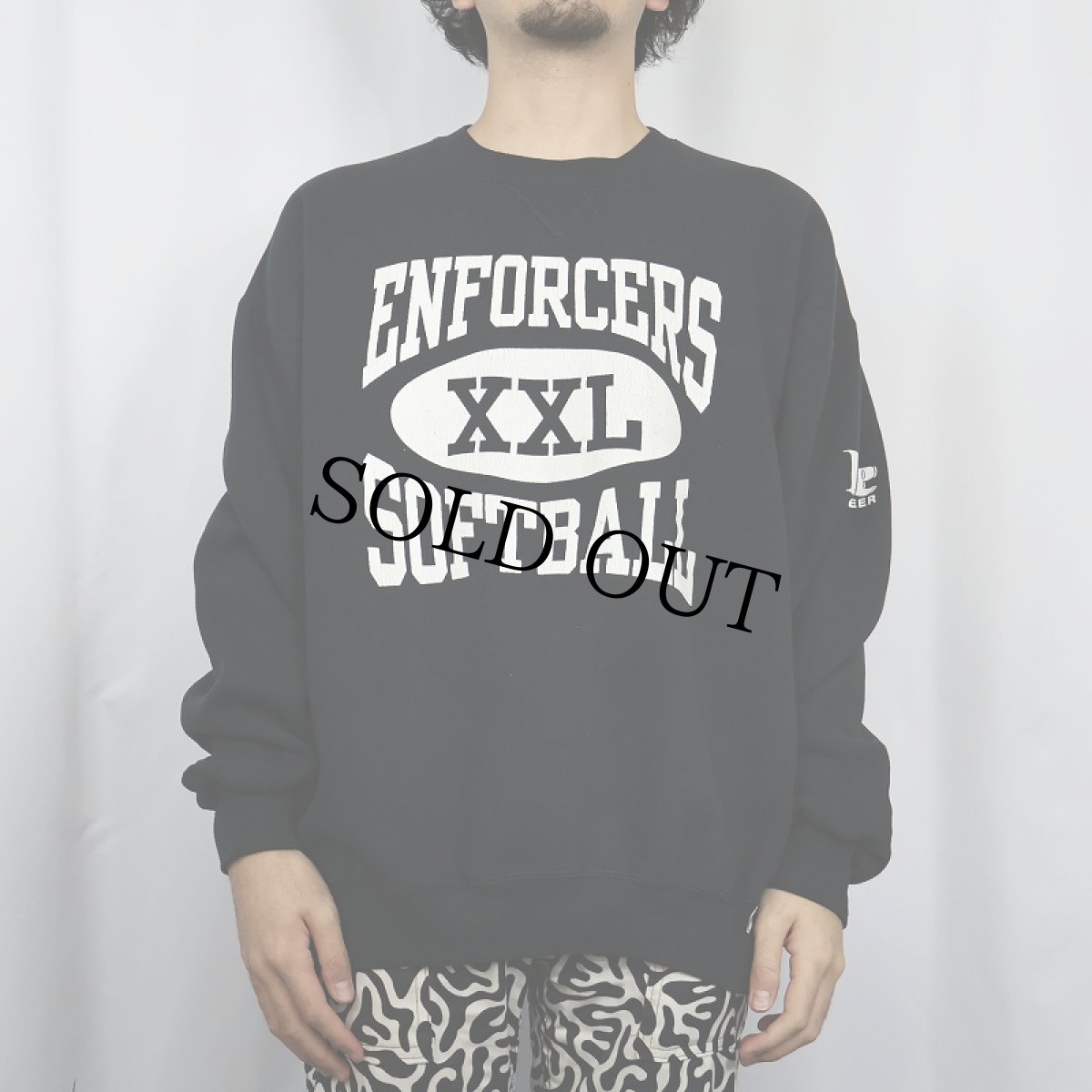 画像2: 90's RUSSELL ATHLETIC USA製 "ENFORCERS SOFTBALL" 前V プリントスウェット BLACK XL (2)