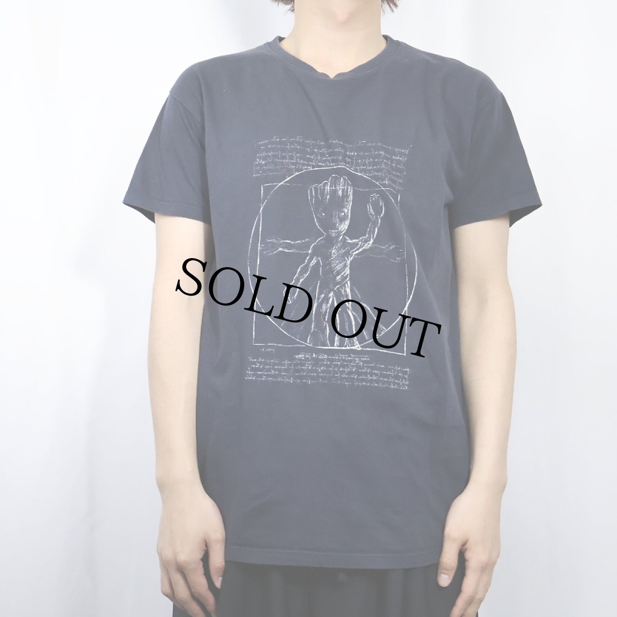 画像2: "GROOT" ウィトルウィウス的人体図 パロディ キャラクタープリントTシャツ BLACK M (2)