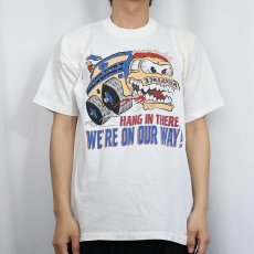 画像2: 90's USA製 "HANG IN THERE... WE'RE ON OUR WAY!" シュールイラストプリントTシャツ L (2)