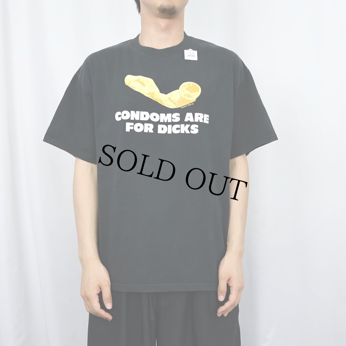 画像2: CONDOMS ARE FOR DICKS エロプリントTシャツ BLACK (2)