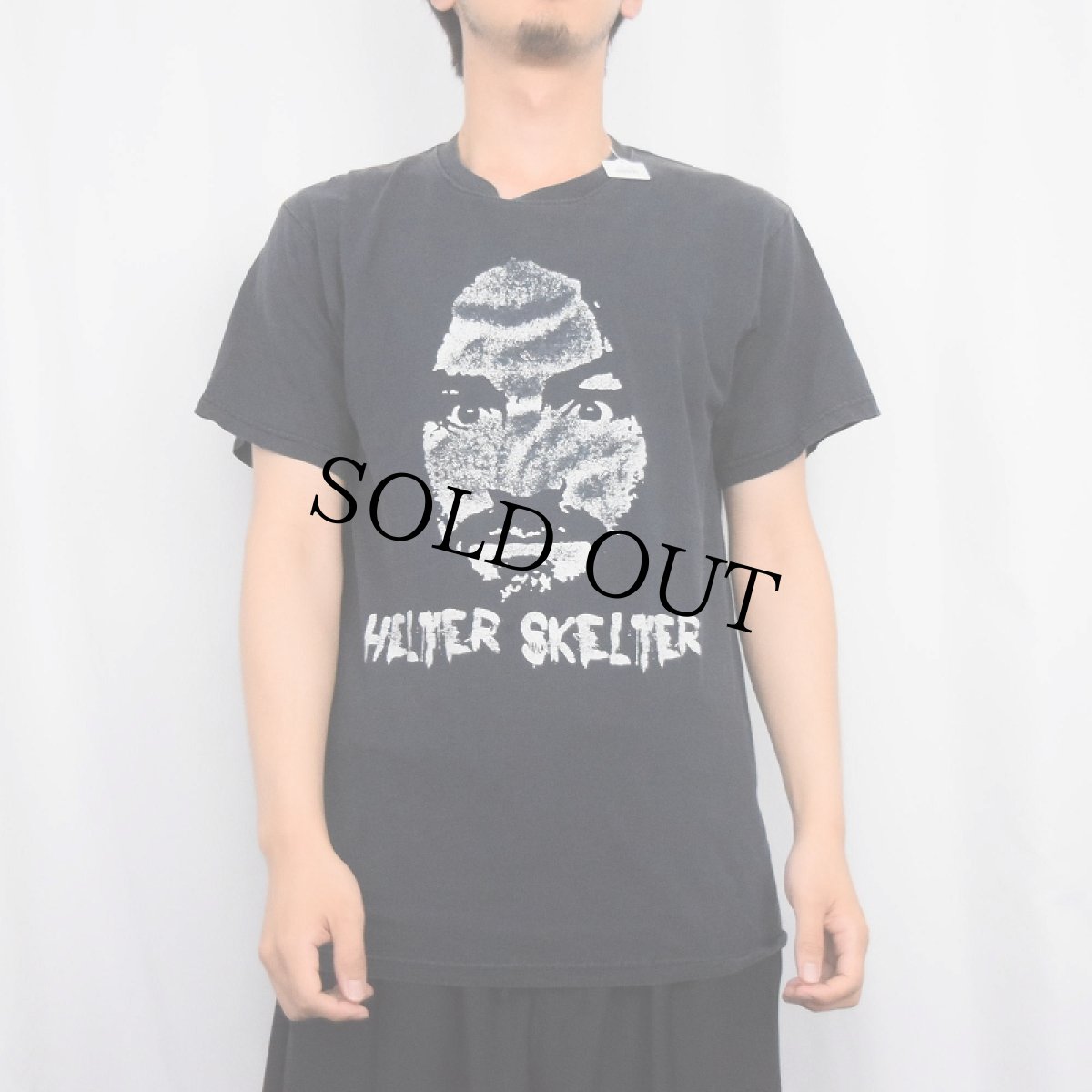 画像2: Charles Manson "HELTER SKELTER" カルト指導者 プリントTシャツ BLACK (2)