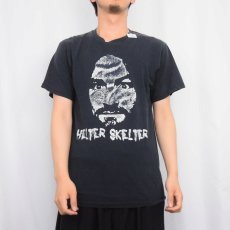 画像2: Charles Manson "HELTER SKELTER" カルト指導者 プリントTシャツ BLACK (2)