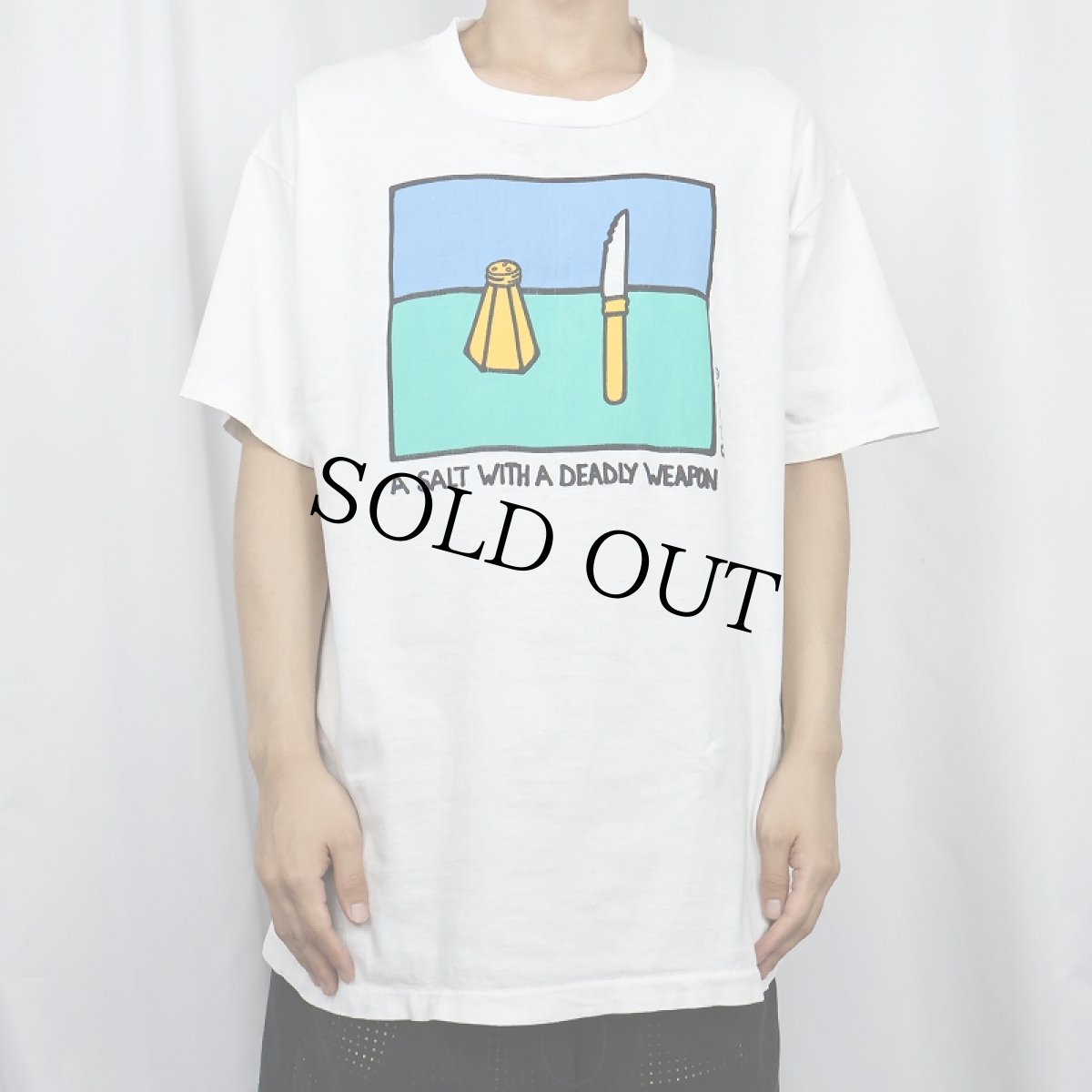 画像2: 90's grimm CANADA製 "A SALT WITH A DEADLY WEAPON" ジョークイラスト プリントTシャツ (2)
