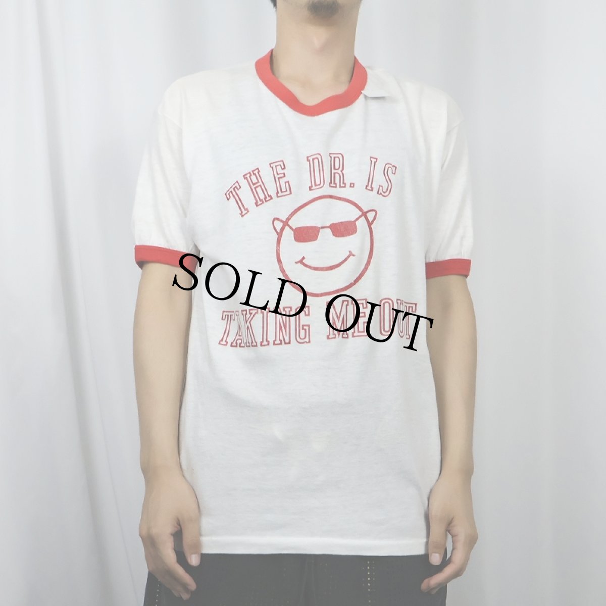 画像2: 80's "THE DR. IS TAKING ME OUT" プリント リンガーTシャツ L (2)