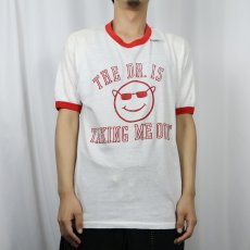 画像2: 80's "THE DR. IS TAKING ME OUT" プリント リンガーTシャツ L (2)
