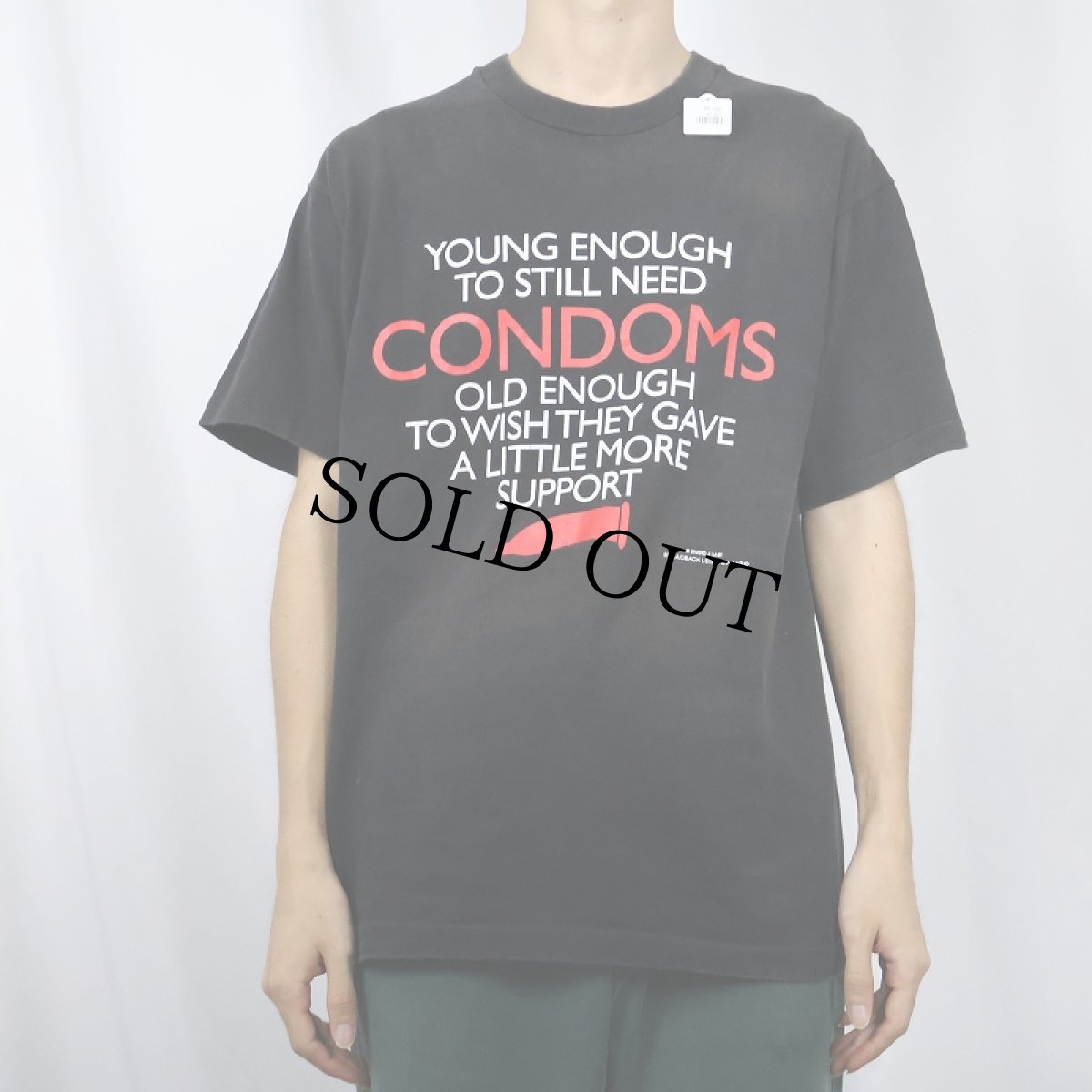 画像2: 90's "STILL NEED CONDOMS" エロプリントTシャツ BLACK (2)