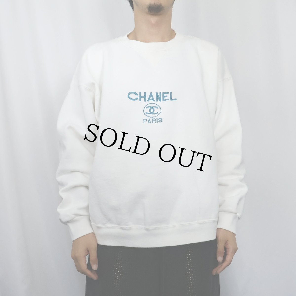 画像2: 90's ブート CHANEL USA製 ロゴ刺繍 前Vスウェット L (2)