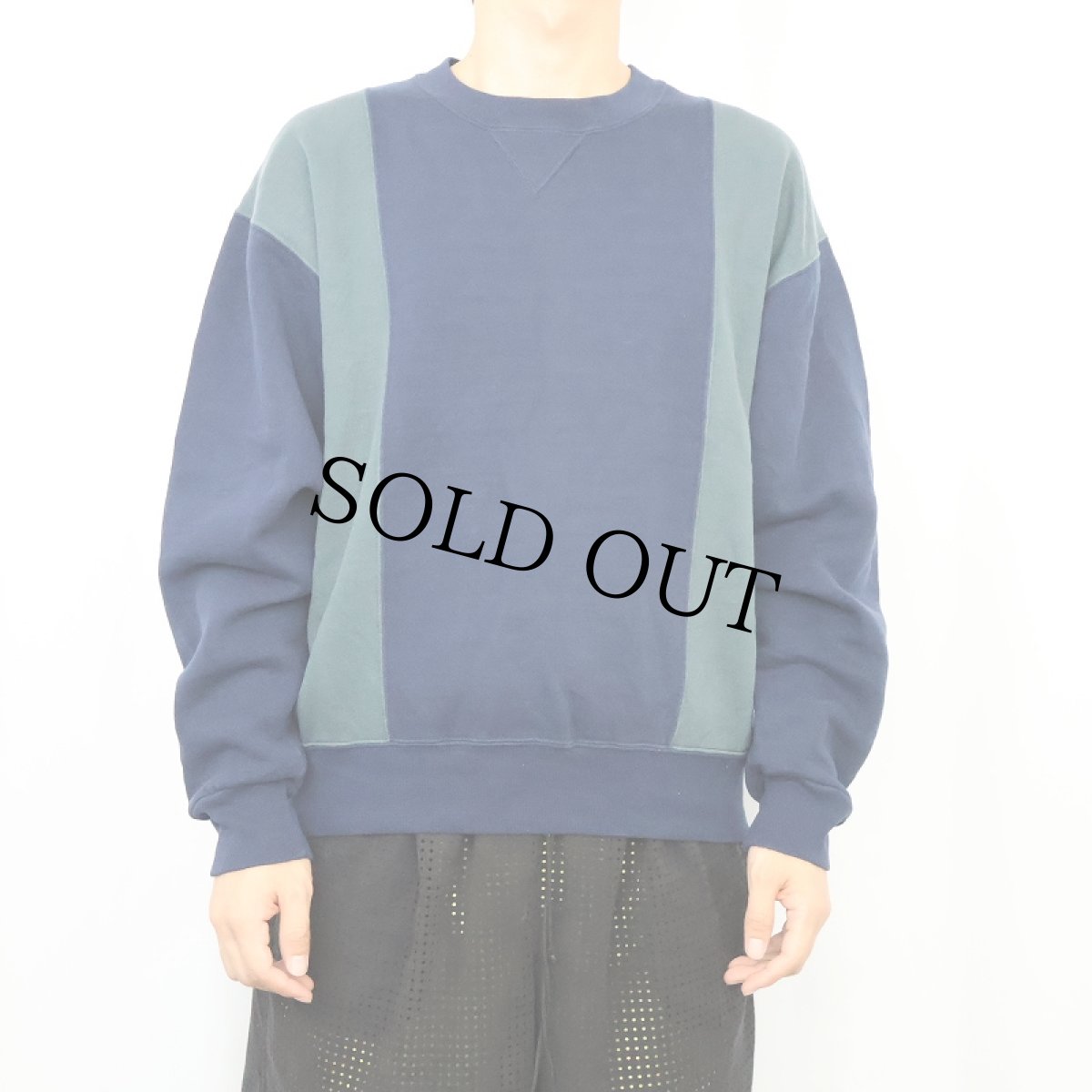 画像2: 90's RUSSELL ATHLETIC USA製 前V 切り替えデザインスウェット M (2)