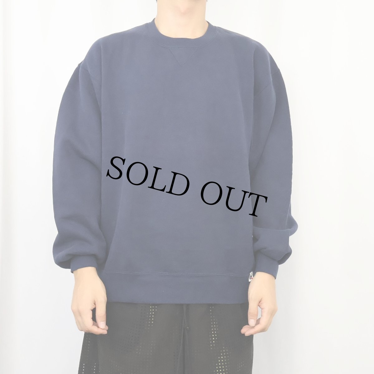 画像2: 90's RUSSELL ATHLETIC USA製 前V 無地スウェット NAVY L (2)
