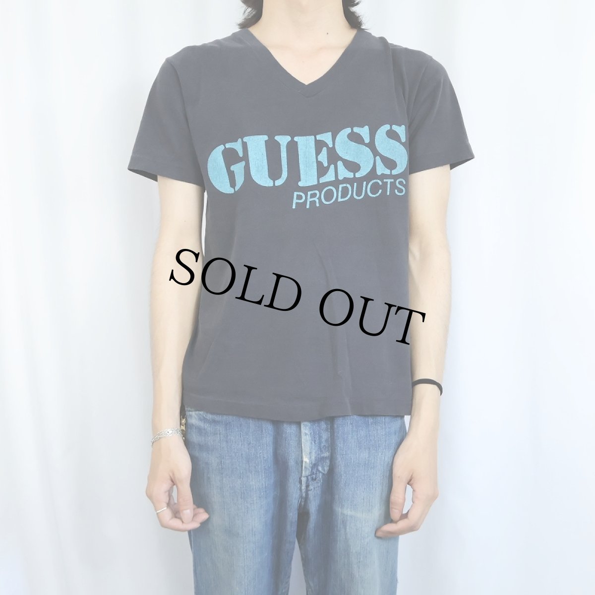 画像2: 90's GUESS Vネック ロゴプリントTシャツ BLACK S (2)