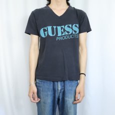 画像2: 90's GUESS Vネック ロゴプリントTシャツ BLACK S (2)