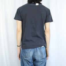 画像3: 90's GUESS Vネック ロゴプリントTシャツ BLACK S (3)