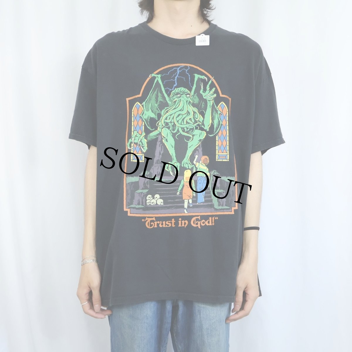 画像2: Steven Rhodes "Trust in God!" イラストプリントTシャツ BLACK (2)