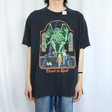 画像2: Steven Rhodes "Trust in God!" イラストプリントTシャツ BLACK (2)