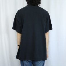 画像3: Steven Rhodes "Trust in God!" イラストプリントTシャツ BLACK (3)