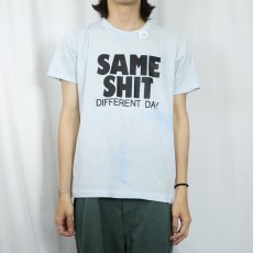 画像2: 80's USA製 "SAME SHIT DIFFERENT DAY" メッセージプリントTシャツ L (2)