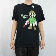 画像2: SUPER MARIO "Breaking Bricks" キャラクター パロディプリントTシャツ BLACK (2)