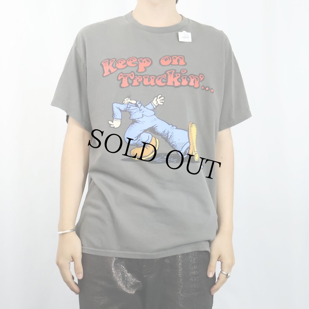 画像2: ROBERT CRUMB "Keep on Truckin'" コミックプリントTシャツ (2)