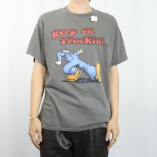 画像2: ROBERT CRUMB "Keep on Truckin'" コミックプリントTシャツ (2)