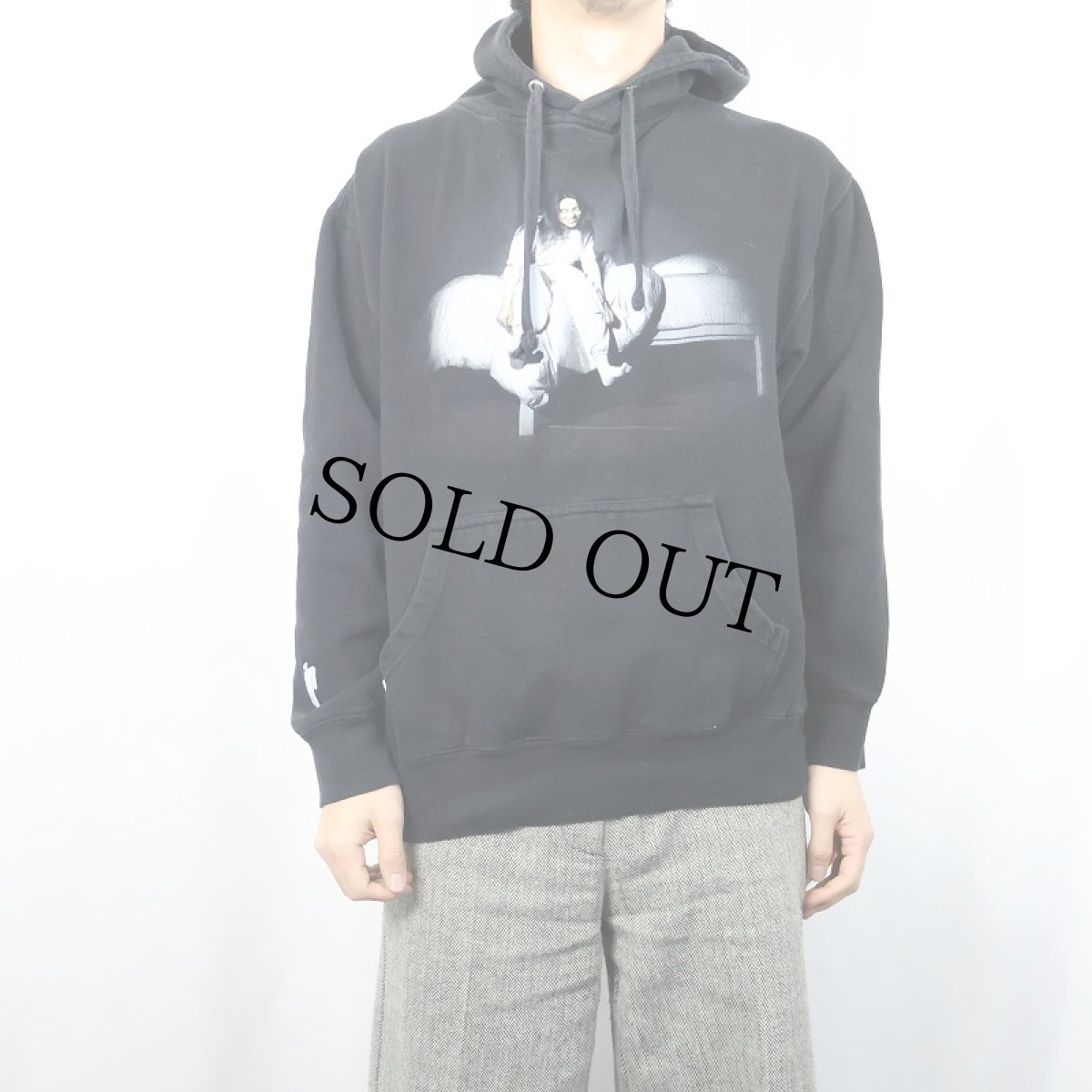 画像2: Billie Eilish "When We All Fall Asleep, Where Do We Go?" ミュージシャンフォトプリント スウェットフーディー BLACK M (2)