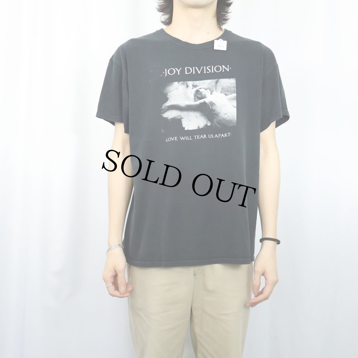 画像2: JOY DIVISION "LOVE WILL TEAR US APART" ロックバンド プリントTシャツ BLACK (2)