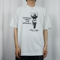 画像2: 90's USA製 "SCRAWLS FROM THE SPRAWLS" プリントTシャツ  (2)