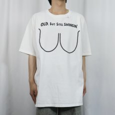 画像2: "OLD, BUT STILL SWINGIN" プリントTシャツ XL (2)