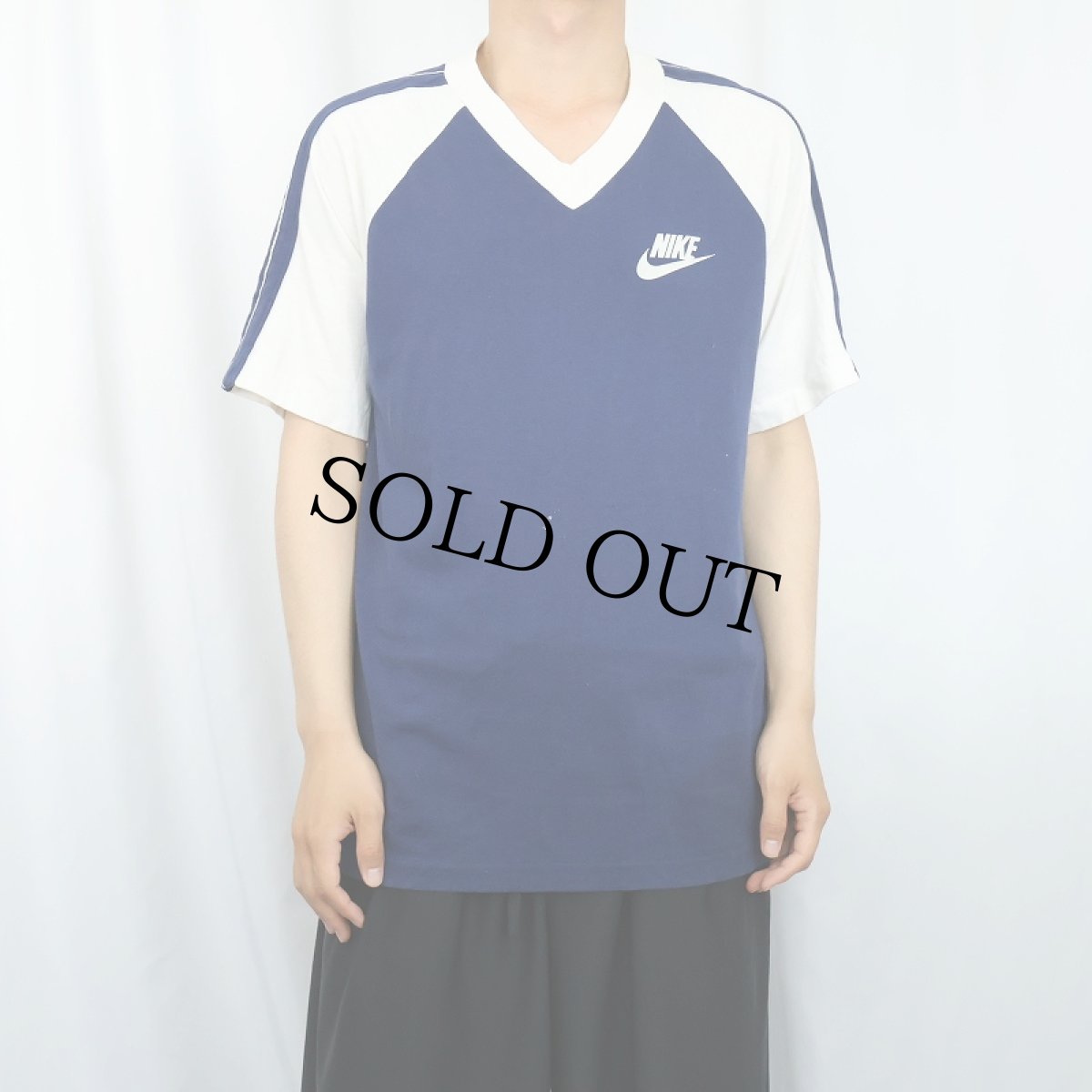 画像2: 80's NIKE "紺タグ" Vネック フロッキープリントTシャツ L (2)