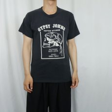 画像2: 80〜90's USA製 "Gypsy Johns Tattoo Studios" タトゥースタジオ プリントTシャツ BLACK M (2)