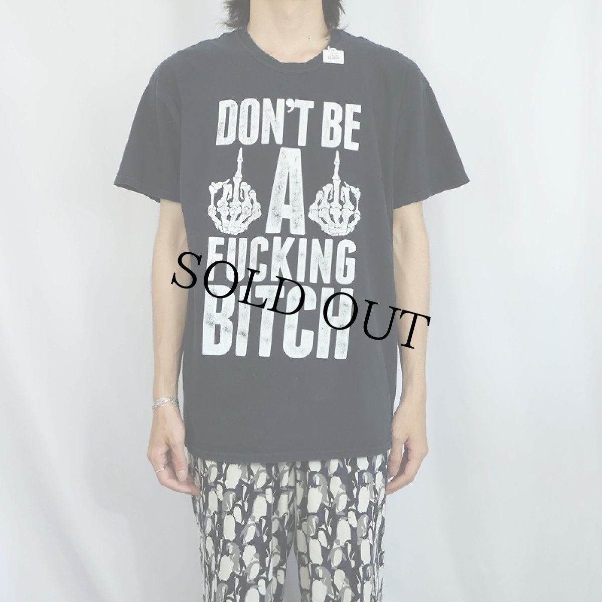 画像2: "DON'T BE A FUCKING BITCH" メッセージプリントTシャツ BLACK (2)