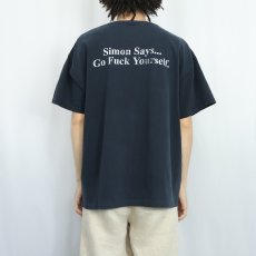 画像3: George Carlin "Simon Says... Go Fuck Yourself." コメディアンイラストプリントTシャツ (3)