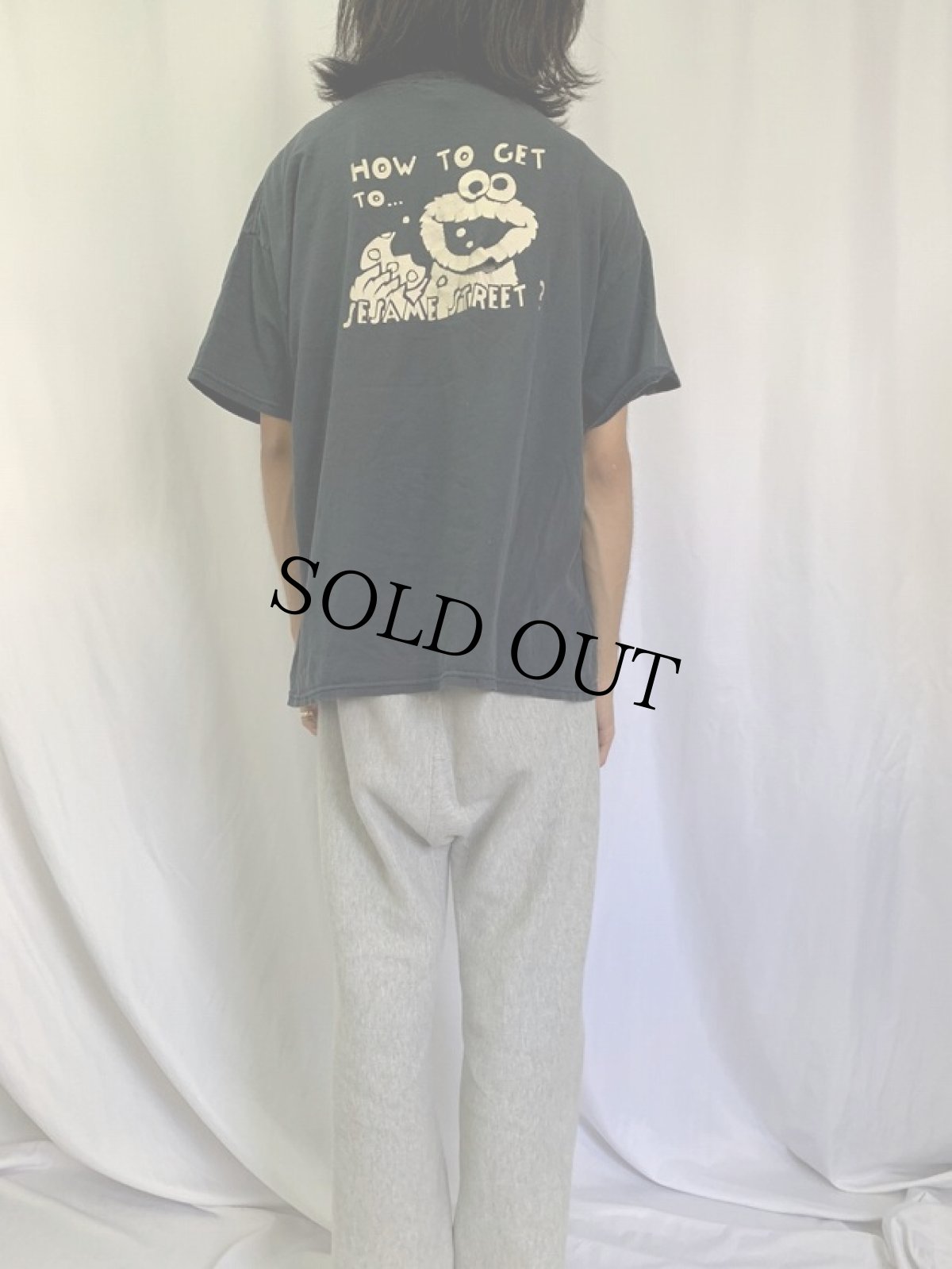 画像4: COOKIE MONSTER "HOW TO GET TO... SESAME STREET?" キャラクタープリントTシャツ (4)