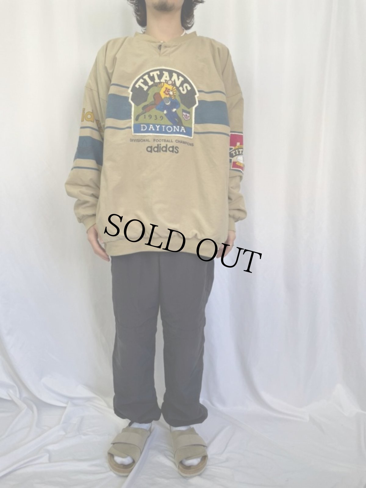 画像2: 80's adidas フットボール柄 1ボタン ヘンリーネック中綿コットンプルオーバー (2)