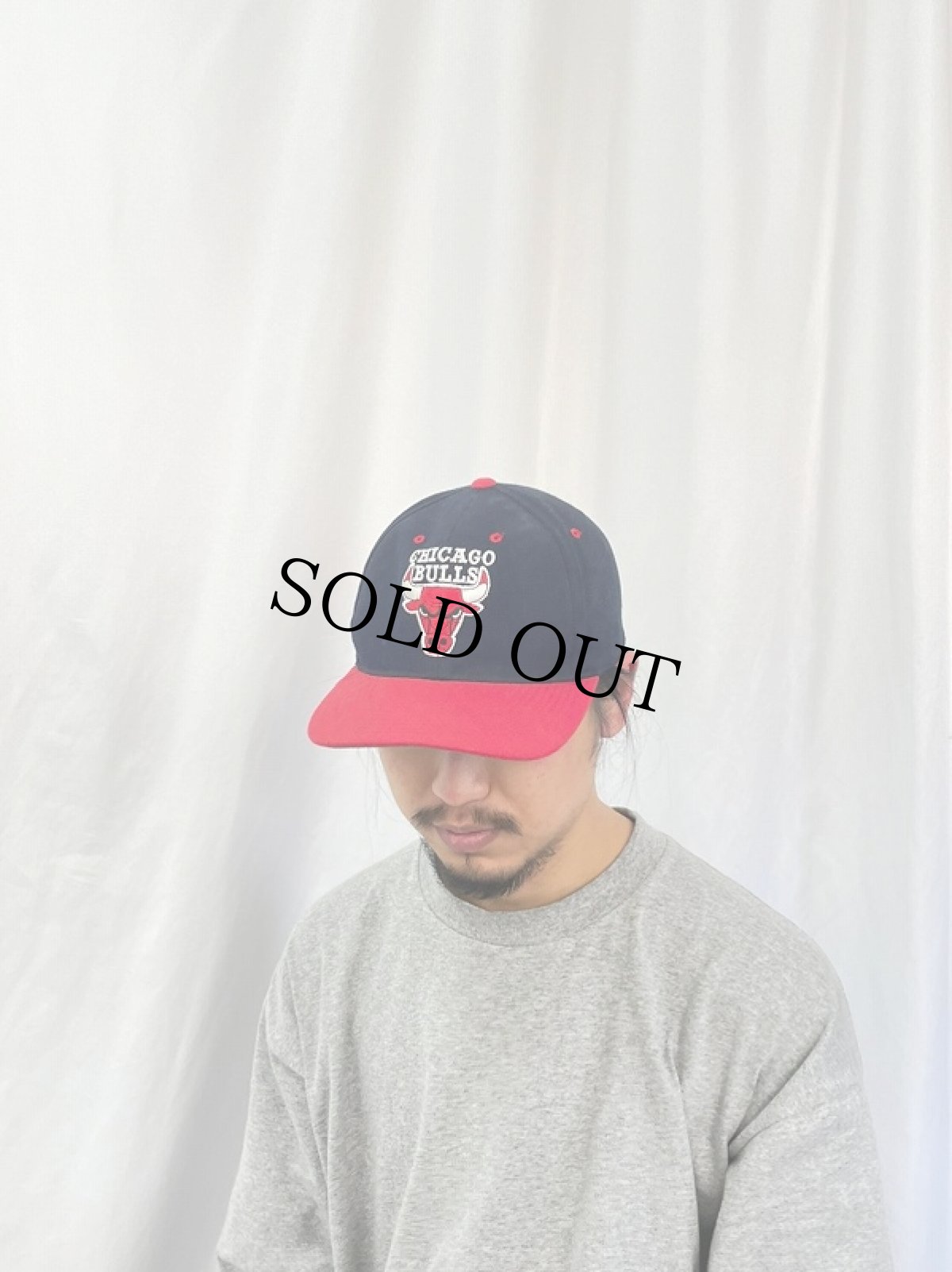 画像2: 90's NBA "CHICAGO BULLS" ロゴ刺繍 スナップバックキャップ ONE SIZE (2)