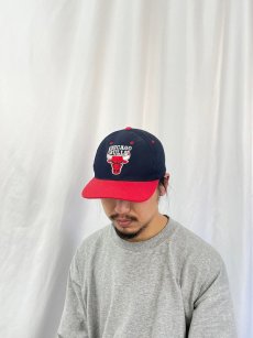 画像2: 90's NBA "CHICAGO BULLS" ロゴ刺繍 スナップバックキャップ ONE SIZE (2)